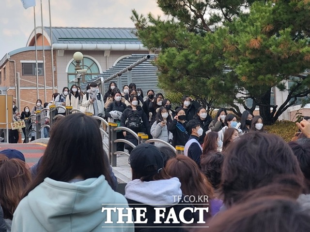 대전 둔산여고에서 수능을 마친 수험생들이 나오고 있다. / 대전 = 김성서 기자