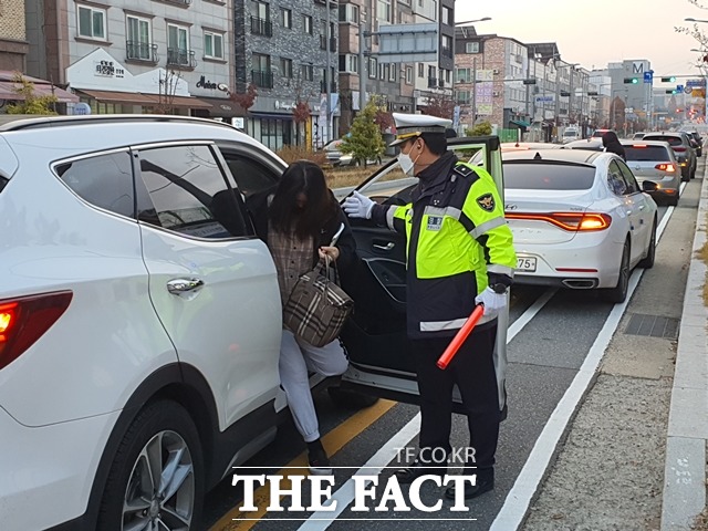 2022학년도 수능날인 18일 한 수험생이 시험장에 들어서고 있다. / 대전=김성서 기자