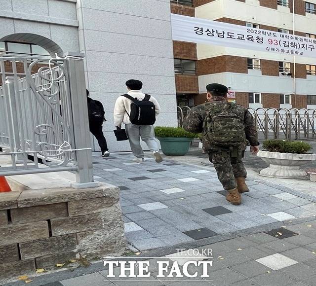 경남 김해가야고등학교에서 2022학년도 대학수학능력시험을 치르는 한 수험생이 군복을 입고 씩씩한 발걸음으로 고사장에 들어서고 있다./경남=강보금 기자