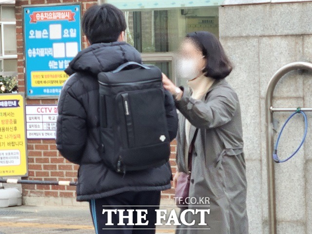 2022학년도 대학수학능력시험일인 18일 오전 부산 해운대구 부흥고등학교 앞에서 한 교사가 수험생을 격려하고 있다. /부산=김신은 기자