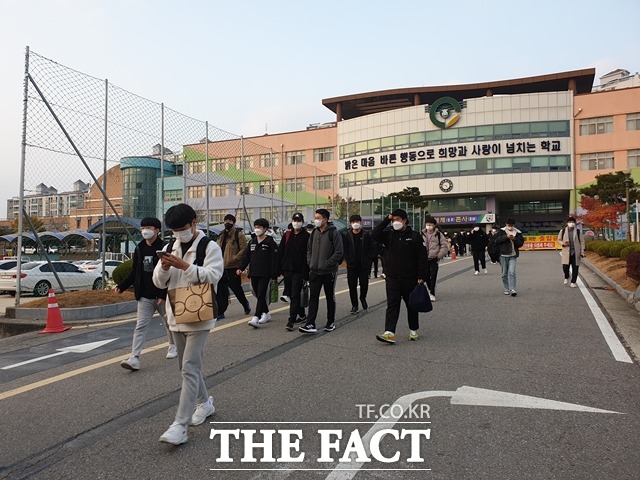 천안 월봉고에서 수능을 마친 수험생들이 나오고 있다. / 천안 = 김아영 기자