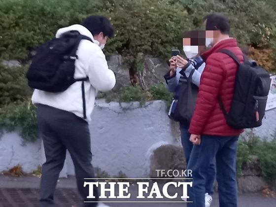 신종 코로나바이러스 감염증(코로나19) 사태 속 두 번째 2022년도 대학수학능력시험이 치러지는 18일 오전 부산진구 초읍동 부산진고등학교 앞에서 부모님들은 가뜩이나 긴장을 많이 하고 있는 수험생인 아들에게 차분한 격려를 보냈다. /부산=조탁만 기자.