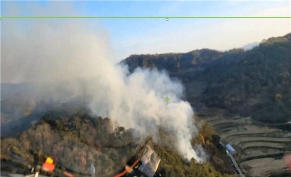 지난 17일 오후 3시52분께 안동시 예안면 도목리 산64-1 일원에서 산불이 발생해 산림 당국이 진화 작업을 벌이고 있다. /산림청 제공