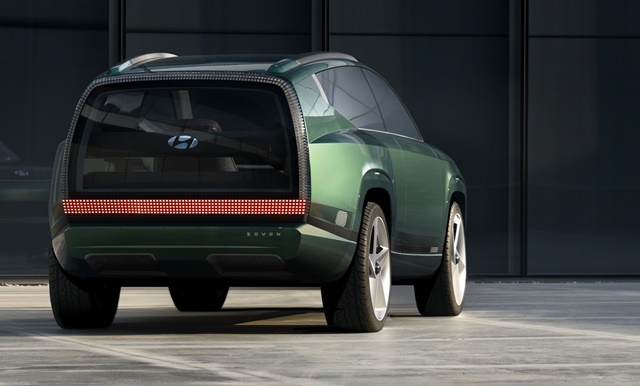 세븐의 외관은 공력 효율에 최적화된 디자인과 순수한 조형미를 통해 전형적인 SUV 디자인과는 전혀 다른 실루엣을 연출한다. /현대자동차 제공