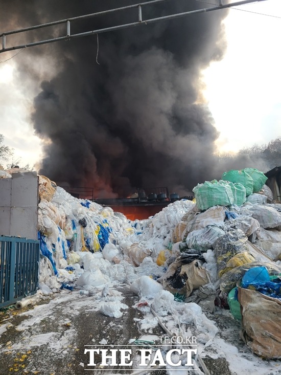 충남 천안 한 폐기물 처리업체서 불이 났다. / 천안서북소방서 제공