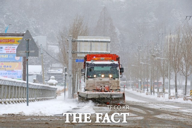 전북 임실군이 이달부터 내년 3월 15일까지 4개월 동안을 동절기 제설 대책 기간으로 정하고, 겨울철 강설에 따른 재해 예방에 만전을 기하고 있다고 18일 밝혔다. /임실군 제공