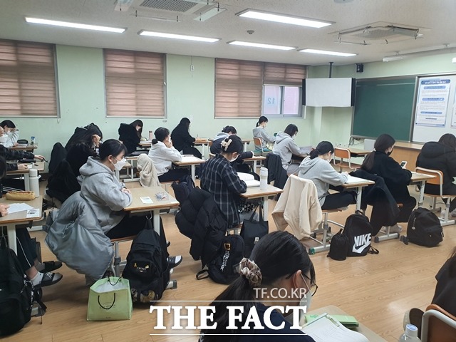 2022학년도 수능날인 18일 대전 도안고에서 수험생들이 시험을 준비하고 있다. / 대전=김성서 기자