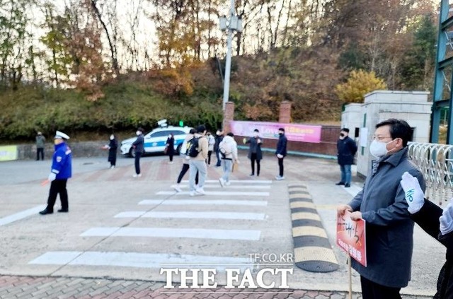 학교별 담임교사와 학교운영위원회, 교육청, 안동시 교육부서 관계자들이 수험생들을 박수와 손인사로 격려하고있다./안동=이민 기자