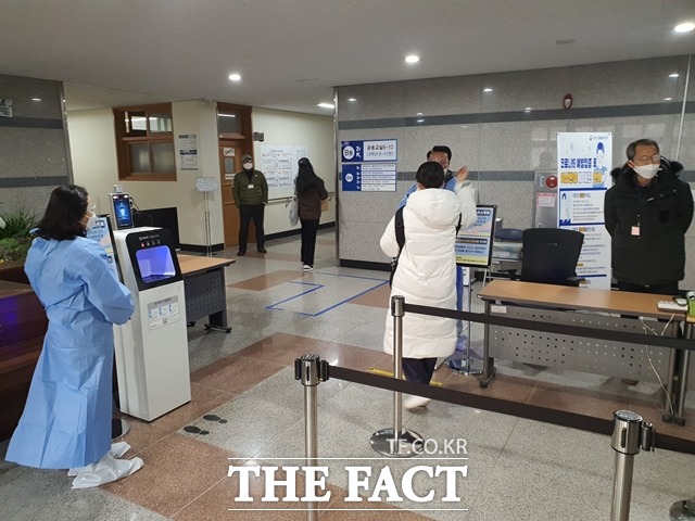 2022학년도 수능을 치르기 위해 수험생들이 대전 도안고 고사장에 들어서고 있다. / 대전=김성서 기자