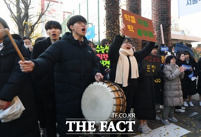 2020학년도 대학수학능력시험일 11월 14일 서울 송파구 가락고등학교 앞에서 후배들의 선배들을 응원하고 있다./더팩트DB