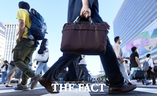 토요일인 오늘(20일)은 전국이 쌀쌀한 날씨를 보이겠다. 낮과 밤 사이 기온 차가 15도 이상으로 벌어지는 곳도 있겠다. 전국 대부분 지역의 아침 기온이 5도 안팎에 머물 것으로 예상된다. /더팩트 DB