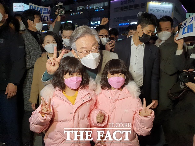 이재명 더불어민주당 대선후보가 둔산동에서 아이들과 사진을 찍고 있다. / 대전 = 김성서 기자