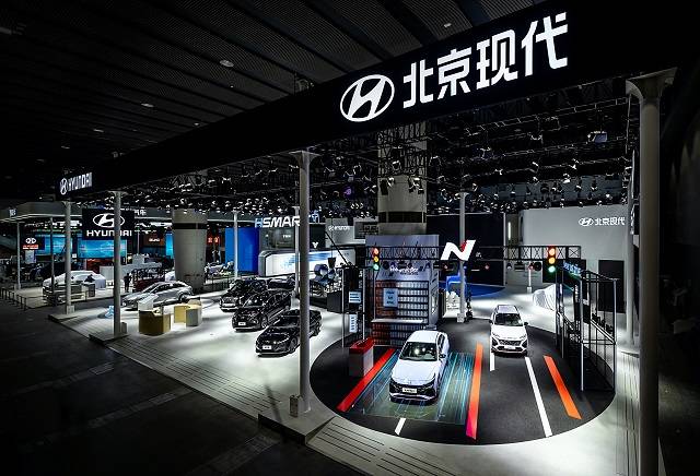 현대차가 중국 광저우 수출입상품교역회전시관에서 개막한 2021 광저우 국제모터쇼에서 중국형 투싼 하이브리드를 비롯해 팰리세이드, 아반떼 스페셜 에디션 다크 나이트 등을 포함한 총 13대의 차량을 전시했다. /현대차 제공