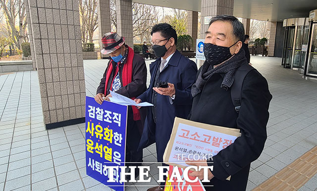 윤석열 국민의힘 대선후보 처가와 수십 년째 법적 분쟁을 이어온 사업가 정대택 씨(오른쪽)가 윤 후보를 고위공직자범죄수사처(공수처)에 고소했다. /과천=김세정 기자