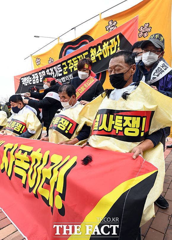 강원 화천군 군납협의회 소속 농민들이 19일 오후 서울 용산 국방부 앞에서 군 급식 전자조달시스템 도입 철회를 촉구하며 삭발시위를 하고 있다./임영무 기자