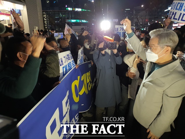 이재명 더불어민주당 대선후보가 둔산동에서 만난 지지자들을 향해 손을 흔들고 있다. / 대전 = 김성서 기자