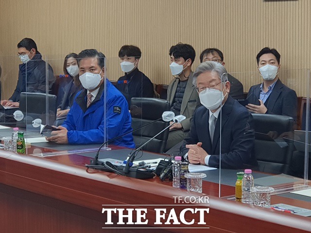 이재명 더불어민주당 대선 후보가 한국전자통신연구원에서 연구원들과 간담회를 진행하고 있다. / 대전 = 김성서 기자