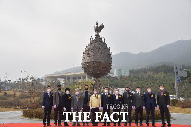 충남 대표 문화유산인 백제금동대향로 조형물이 내포신도시 홍예공원에 설치됐다./부여군 제공