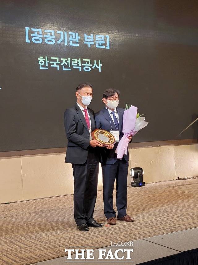 19일 한국전력 최영호 상임감사위원(오른쪽)이 사회적가치실현기관 대상을 수상하고 있다. / 한전 제공