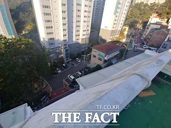 19일 오전 부산 동래구의 한 아파트 외벽에서 페인트 작업을 하던 60대 노동자가 추락, 사망하는 사고가 발생했다. /부산경찰청 제공.