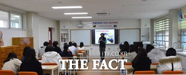 경북교육청이 전국에서는 처음으로 학교로 찾아가는 반려동물 교감 체험교실에서 안동예일메디텓고 학생들이 반려동물 교감 교육을 듣고 있다./안동=오주섭기자