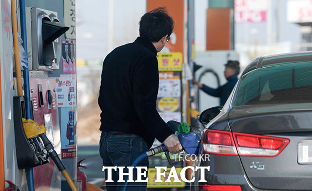21일 오전 8시 전국 17개 광역 시·도 휘발유 가격 가운데 서울이 리터당 1745.57원으로 가장 비쌌다. 위 사진은 해당 기사와 무관함 /더팩트 DB