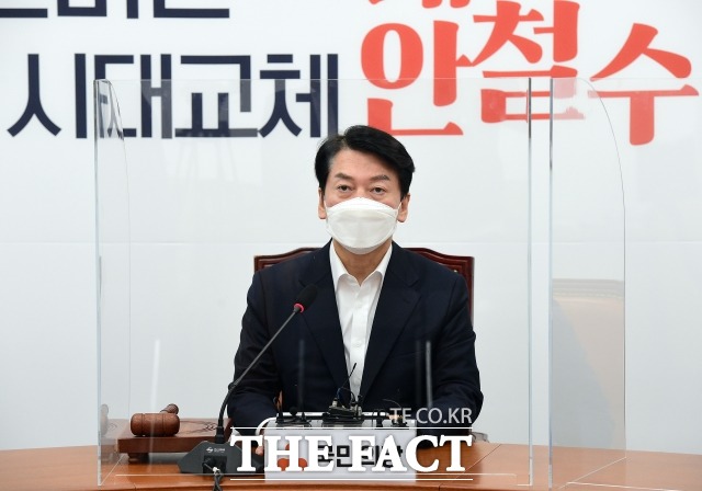 안철수 국민의당 대표가 21일 거대 양당에 쌍특검을 촉구했다. 지난 8일 당 최고위원회의에서 모두발언을 하고 있는 안 대표. /이선화 기자