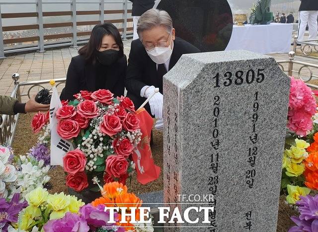 더불어민주당 이재명 후보가 21일 부인 김혜경씨와 함께 고 문광욱 일병의 묘소를 바라보고 있다. / 대전 = 김성서 기자