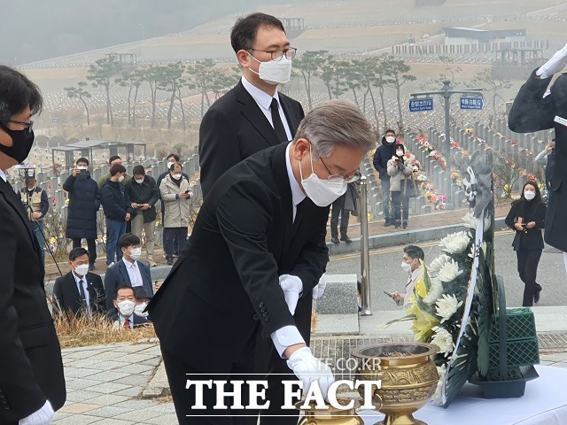 더불어민주당 이재명 후보가 21일 연평도 포격전 전사자 묘소에 대한 분향을 하고 있다. / 대전 = 김성서 기자