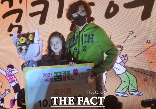 이번 대회 대상인 꿈키움상을 받은 김민서 양이 수상 직후 아버지와 함께 기념사진을 위해 포즈를 취했다. /유홍철 기자