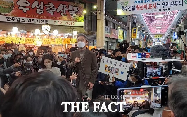 민주당 이재명 대선 후보가 21일 충북 청주 육거리종합시장을 찾았다. / 청주=유재성 기자