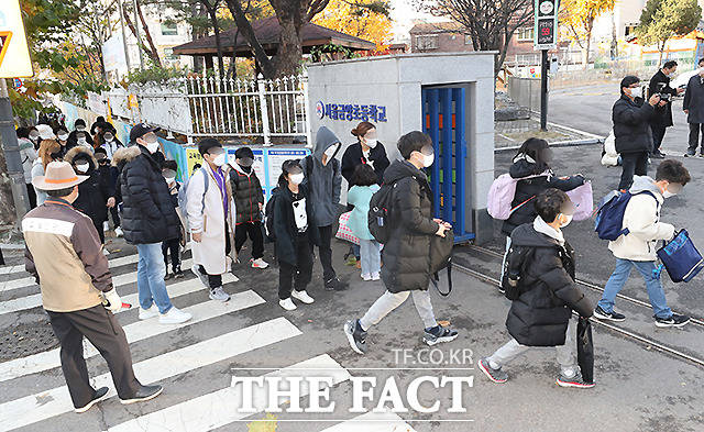 초중고 전면 등교가 시행된 22일 오전 서울 용산구 효창동 금양초등학교에서 학생들이 등교하고 있다.