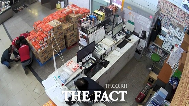 지난 19일 충남 천안의 한 마트에서 70대 남성이 의식을 잃고 쓰러지자 직원들이 심폐소생술을 실시해 1분만에 의식을 찾았다. / 독자 제공 CCTV영상 캡처