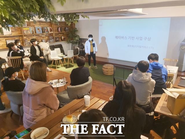 지난 17일 ‘디지털커머스 전문인력 양성 지원사업’에 참여한 청년이 수원시 장안구 천천동에 있는 카페에서 창업 아이디어를 발표하고 있다.