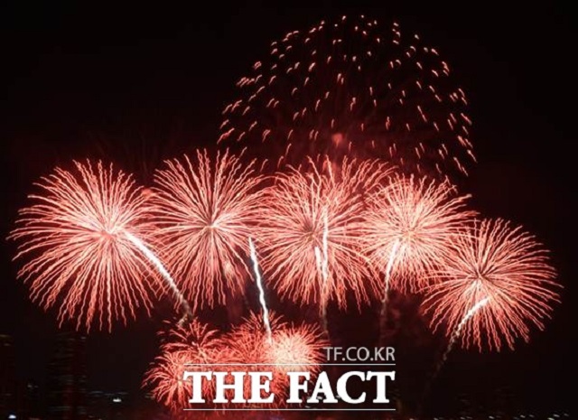 국내 최대 불꽃 축제인 부산불꽃축제가 2017년 10월 28일 오후 광안리해수욕장 일대에서 화려하게 펼쳐졌다. /더팩트 DB