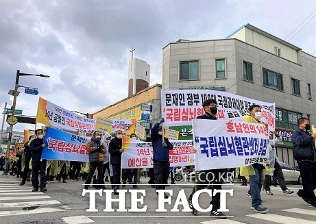 전남 장성군민들이 22일 장성역 앞 광장에서 국립심뇌혈관센터 장성 설립을 촉구하는 전군민 궐기대회를 열었다./장성군 제공