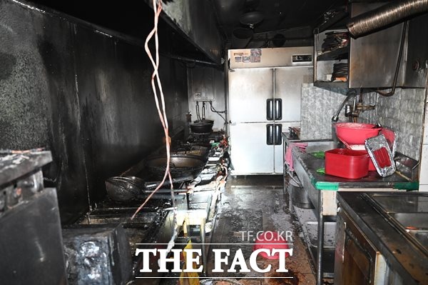 21일 오후 4시 24분쯤 신암동의 한 식당에서 튀김기계 온도 과열 추정으로 되는 불이 나 소방서 추산 308만원의 재산피해가 났다. 진화 후 현장./대구동부소방서 제공
