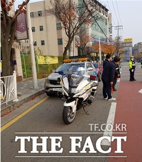 오산시 차량등록사업소는 한국교통안전공단, 오산경찰서 환경과 등 유관기관 합동으로 지난 19일 오산시법원 앞 사거리 일원에서 이륜차 불법행위 집중 단속을 실시했다고 22일 전했다./오산시 제공
