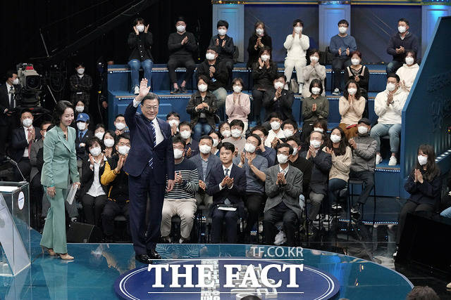 문재인 대통령이 21일 오후 서울 여의도 KBS에서 열린 2021 국민과의 대화-일상으로에 참석해 손을 들어 인사하고 있다. /청와대 제공