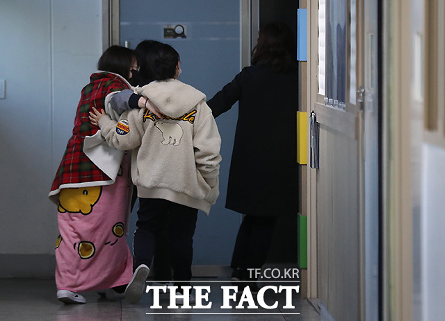 전국 초·중·고교 전면등교가 실시된 22일 오전 서울 강서구 염창중학교에서 학생들이 등교를 하며 반갑게 인사를 하고 있다. /사진공동취재단