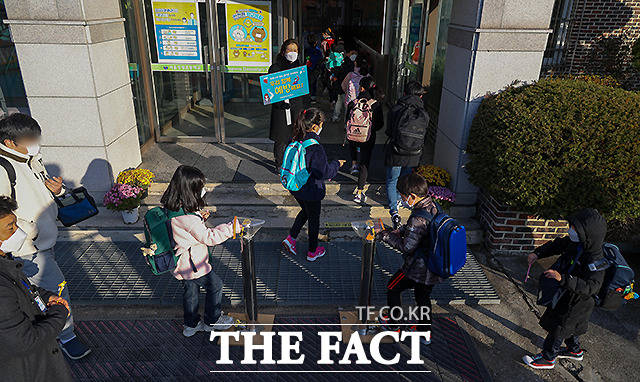 서울 도봉구 창동 창원초등학교에서 학생들이 손소독을 하며 교실로 향하고 있다.