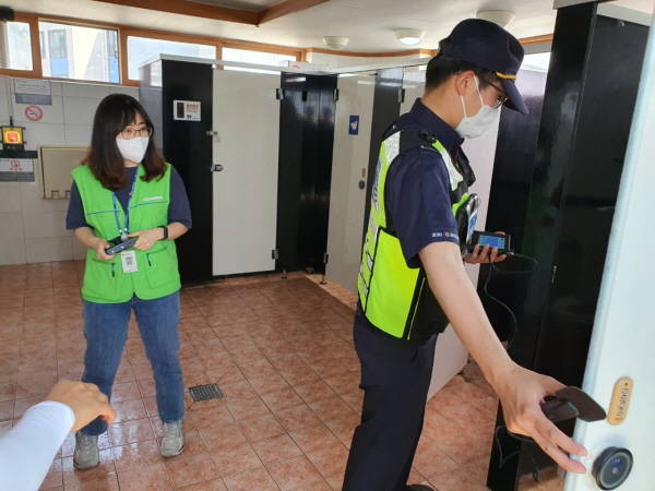 제주도 자치경찰단 불법 촬영기기 탐지 전담반이 제주지역 주요 관광지 공중화장실을 대상으로 대대적인 특별 점검에 나서고 있다./제주도 제공