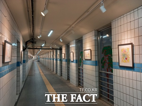 안양일번가와 안양1동 행정복지센터를 잇는 지하보도 내에 ‘안양일번가 지하보도 갤러리’가 22일 개관했다./안양시 제공