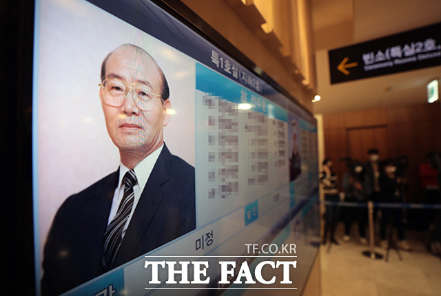 대한민국 제11대, 12대 대통령을 역임했던 전두환 씨가 향년 90세로 사망한 23일 오후 서울 서대문구 세브란스병원 신촌장례식장에 마련된 빈소 앞 전광판에 고인의 사진이 나오고 있다. /이동률 기자