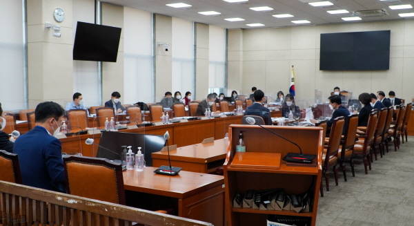 제주도·제주도의회·4·3유족회·제주도민들의 협력으로 제주4·3 희생자에 대한 보상금 지급 기준안을 담은 4·3특별법 개정안이 국회 행정안전위원회 법안심사소위원회의 문턱을 넘었다./제주도 제공