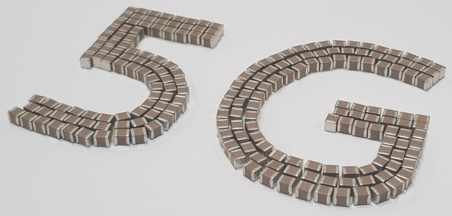 삼성전기가 5G통신 기지국용 MLCC를 개발했다. 사진은 MLCC로 만든 5G 텍스쳐. /삼성전기 제공