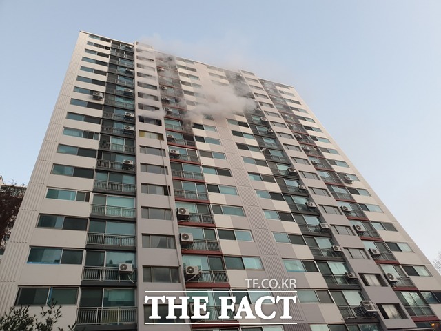 23일 오전 7시경 화재가 발생한 경기 양주시 덕정동 주공아파트. /양주소방서 제공