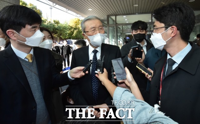 김종인 전 국민의힘 비상대책위원장이 23일 나는 더 이상 정치 문제를 이야기하고 싶지 않다. 오늘부터 일상으로 회귀한다며 윤석열 국민의힘 대선 후보 선거대책위원회 합류 거부 의사를 밝혔다. 지난달 28일 서울 종로구 서울대병원 장례식장에 마련된 고 노태우 전 대통령 빈소에 방문한 김 전 위원장. /국회사진취재단