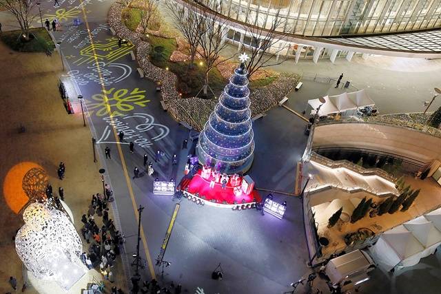 3만여 개 크리스털로 장식한 15m 크기 클래식 크리스마스 트리의 점등식이 진행되고 있다. /롯데 제공