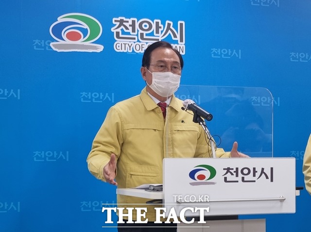 박상돈 천안시장이 23일 종교시설 집단감염 관련 브리핑을 하고 있다. / 천안 = 김경동 기자